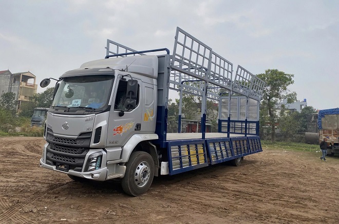 Phía sau xe Chenglong M3 200Hp 4 máy với thiết kế thùng bạt mở hai cửa tiện lợi